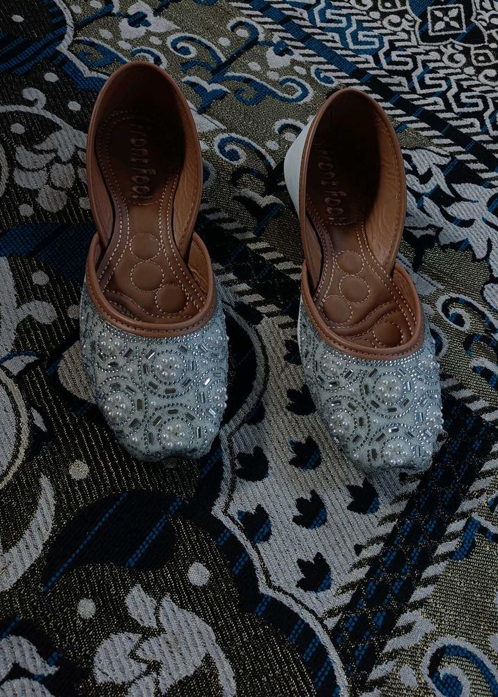 Embellished Juttis/Mojaris