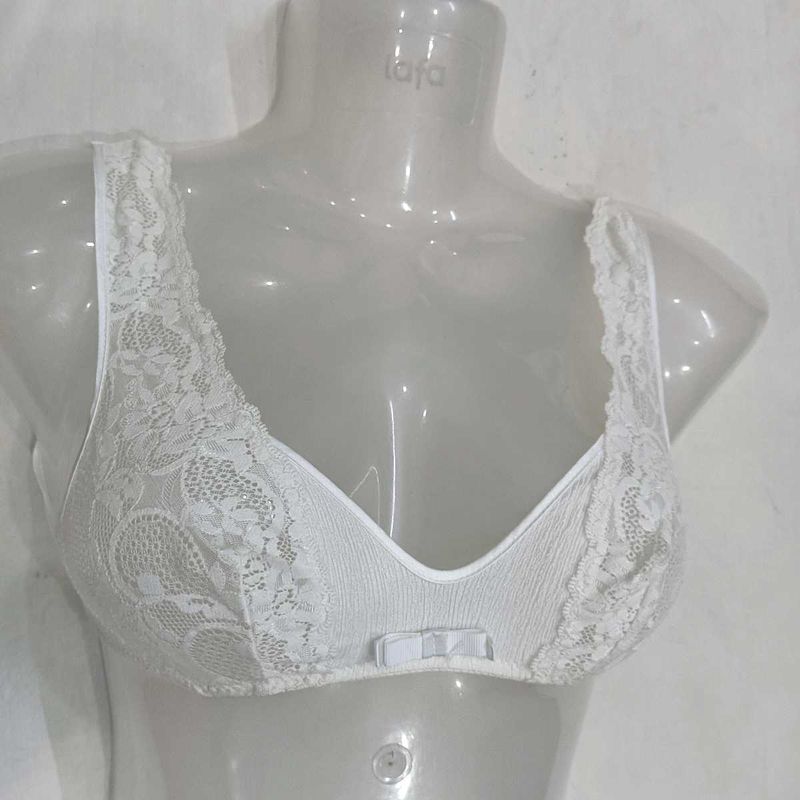 Elegant Lace🅾️ Trim White Bra
