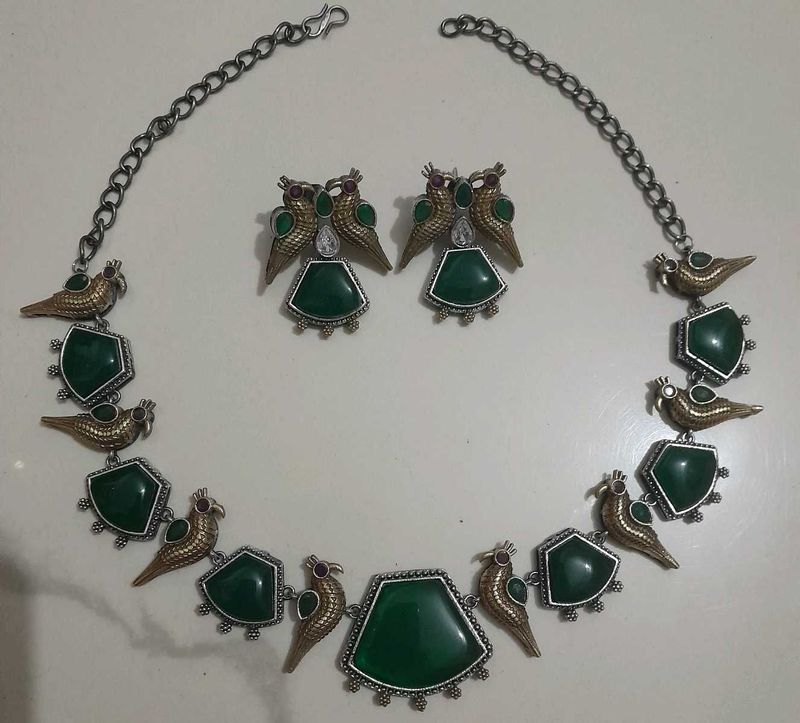 Ethnic Bird &amp; Green Stone Necklace Set