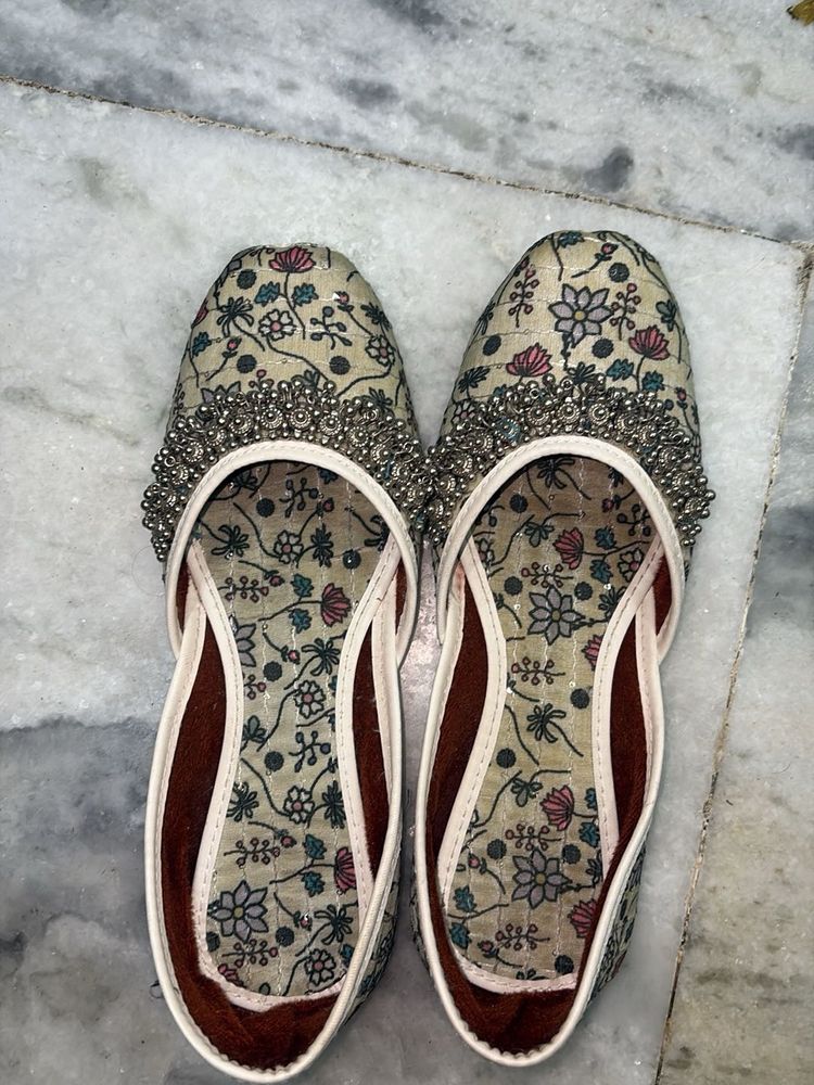 Embroidered ghunghroo Juttis Flats