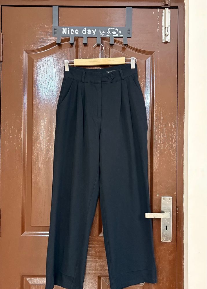 Chic Black Wide-Leg Trousers