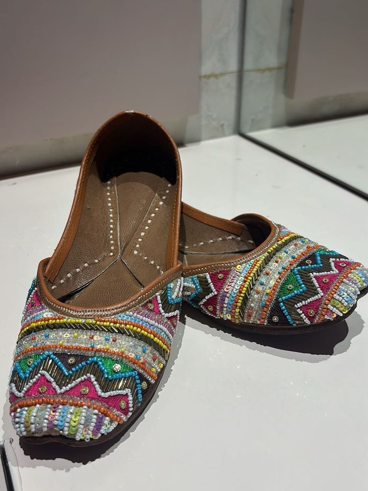 Embellished Juttis/Mojaris