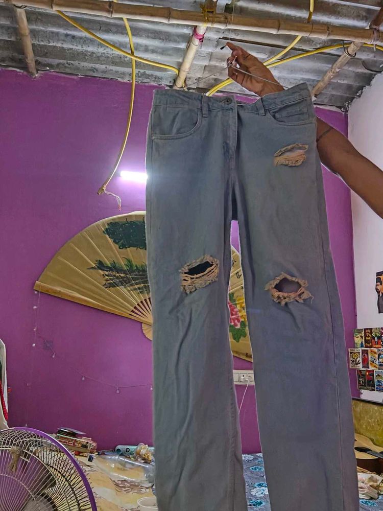 Stylish Ripped Light Wash Jeans