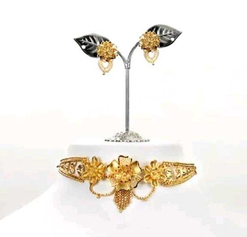 Elegant Gold Flower Necklace &amp; Earring Set