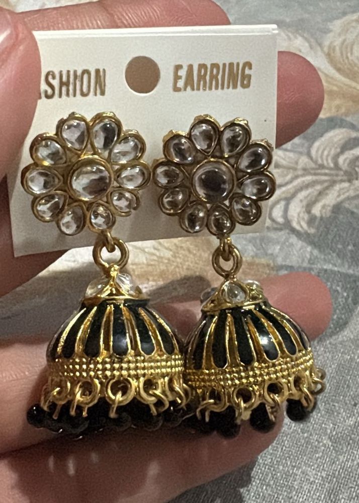 Elegant Black &amp; Gold Jhumka Earrings