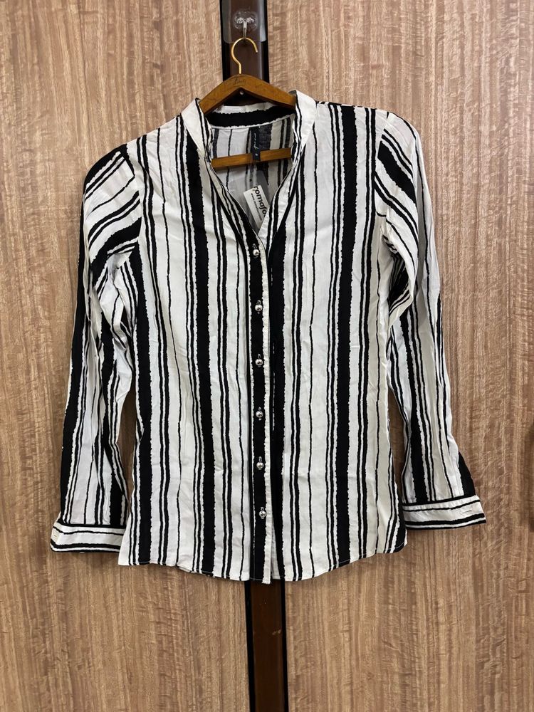 Striped Button-Down Shirt 🖤🤍(S)