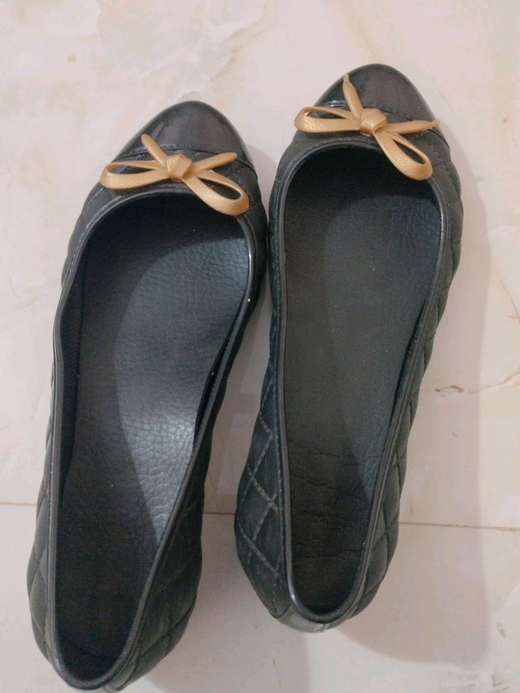 Black Ballerinas With Bow Detail