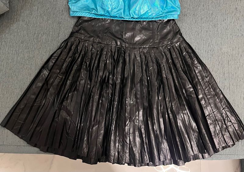 Pleated skirt in leather
