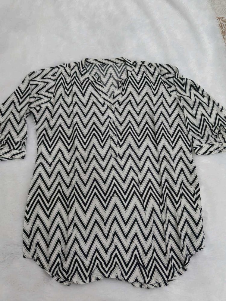 Chic Black &amp; White Chevron Print Top