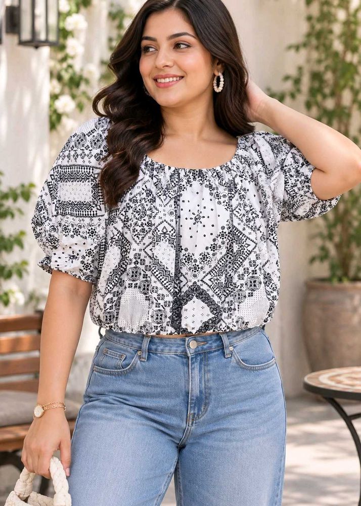 Chic Black &amp; White Patterned Crop Top