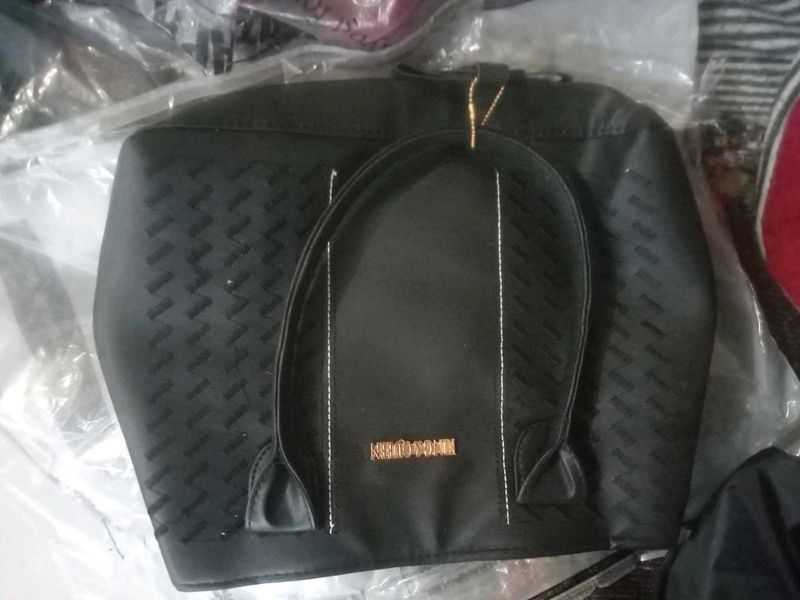 Black Colour Hand Bag With 3no Sleepers Free