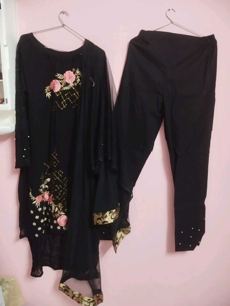 Elegant Black Kurta Set with Floral Embroidery
