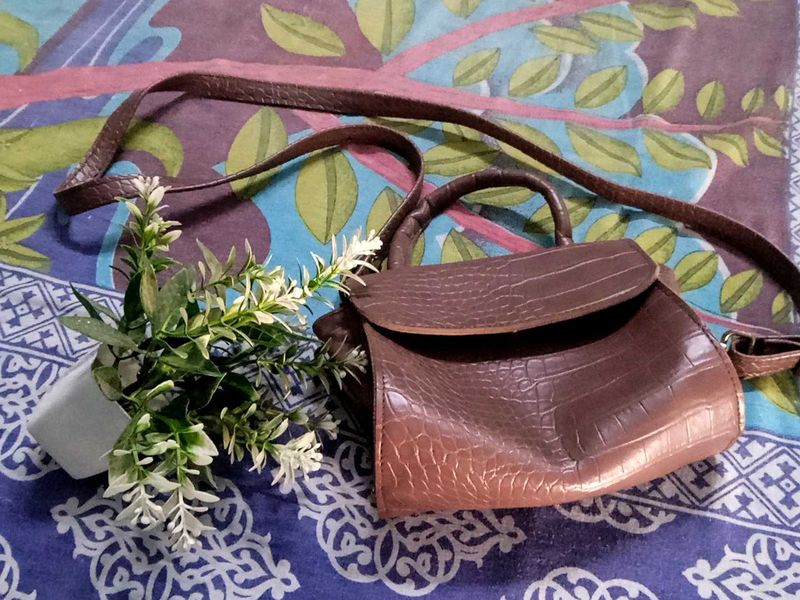 Chic Brown Croc Embossed Handbag