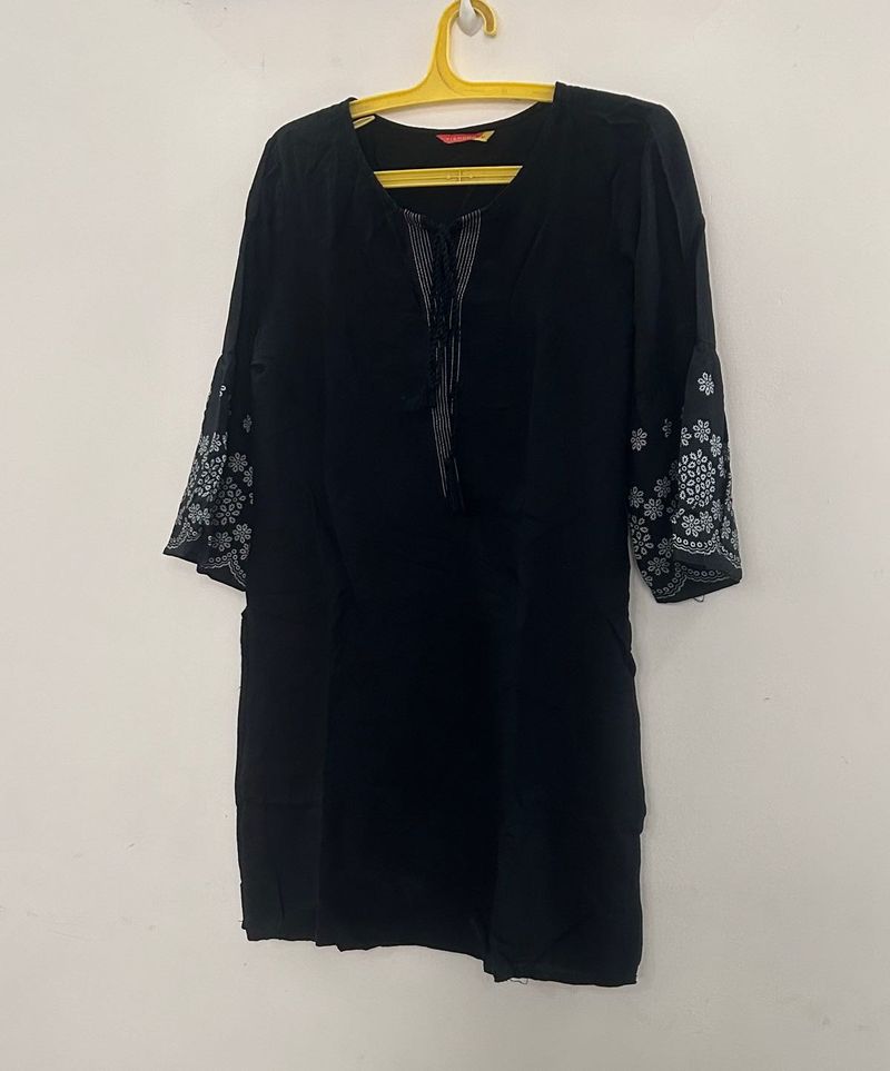 Elegant Black Kurta with Intricate Sleeve Embroide