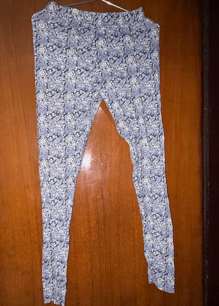 Stylish Blue Paisley Print Leggings