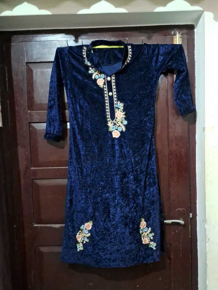 Velvet Kurta Pant set with Floral Embroidery