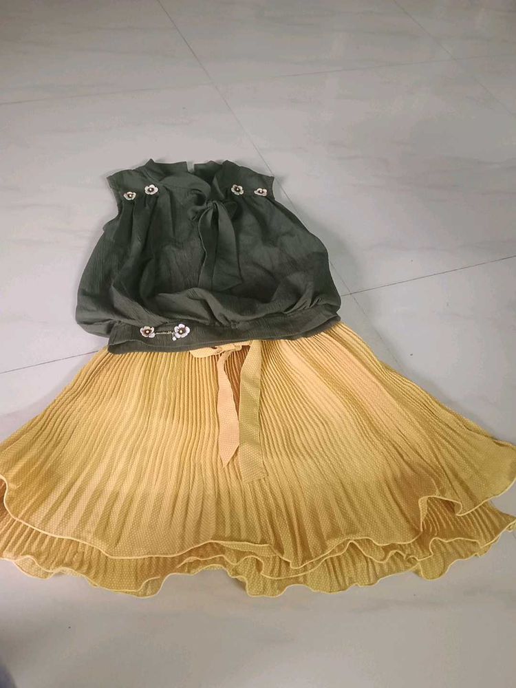 Girls Green &amp; Yellow Pleated Dress Set