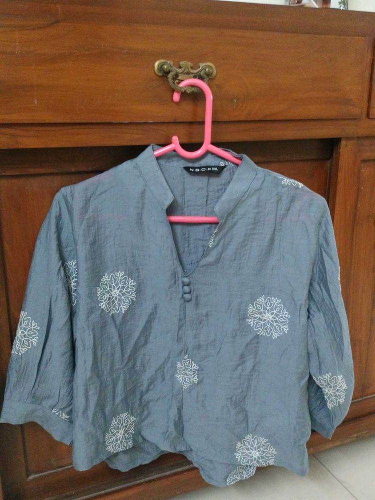 Grey short Kurta with embroidery 🤍