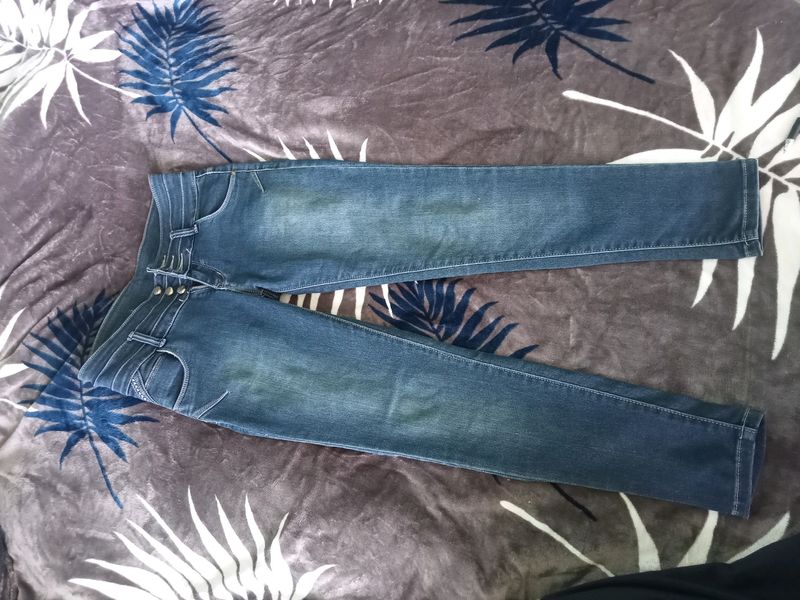 Scratchable Skinny Jeans