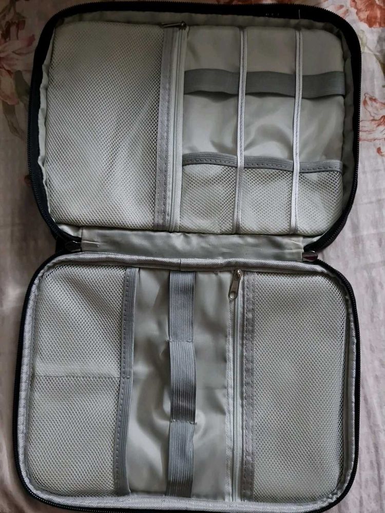 Travel gadget organizer. fully compact and best bu