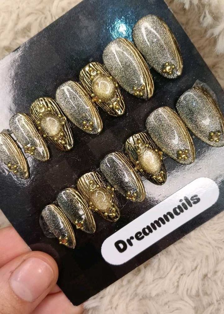 Dreamnails Press-On Nail Set price for one