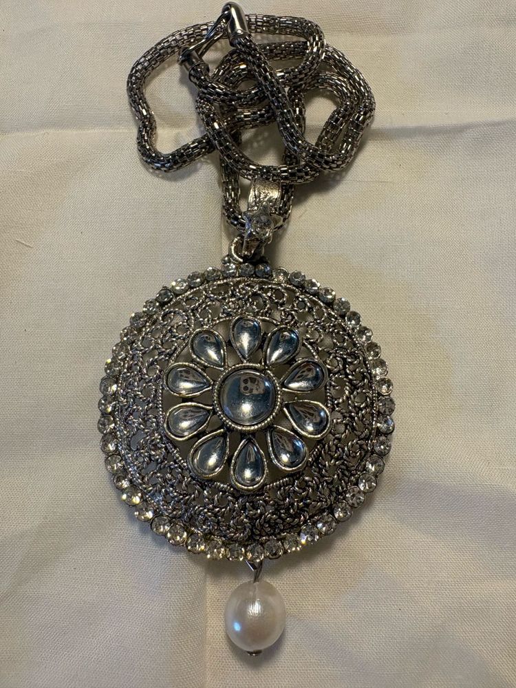 Exquisite Silver Pendant Necklace with Pearl