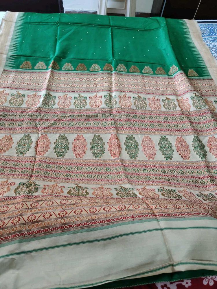 Beautiful Green Saree with Intricate Patterns