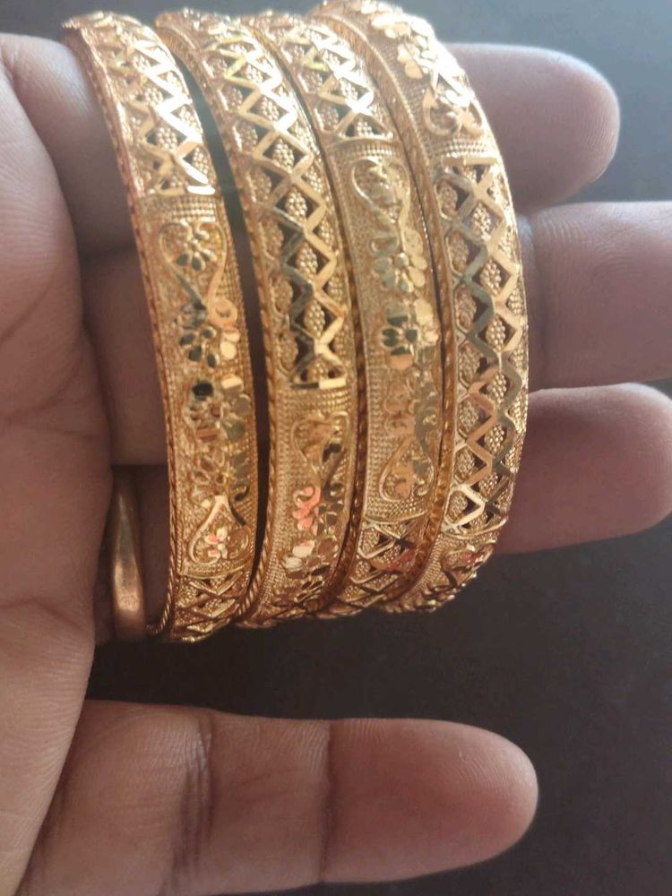 set of four Gold Bangles Se