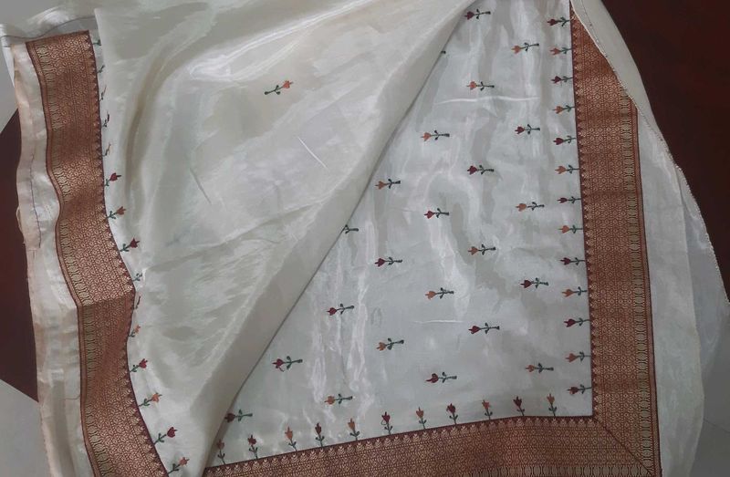 Elegant Onam Saree with Floral Motifs
