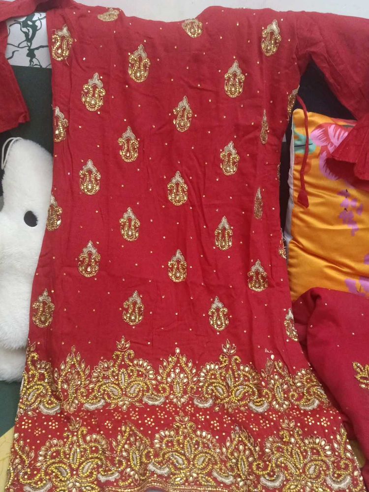 Red &amp; Gold Embroidered Salwar Kameez 3Pcs