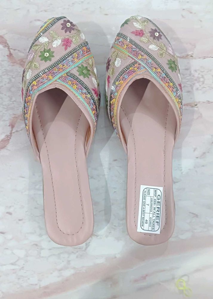 New Embroidered Flat Sandals