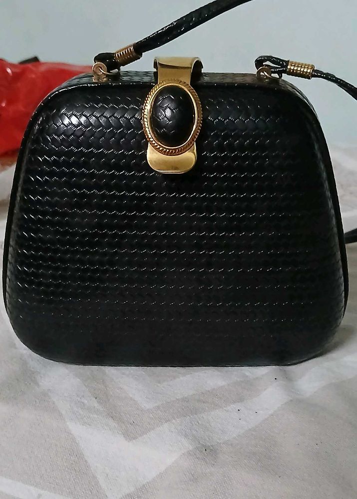 Vintage Black Slingbag
