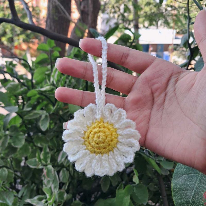 croche daisy charm/keychain