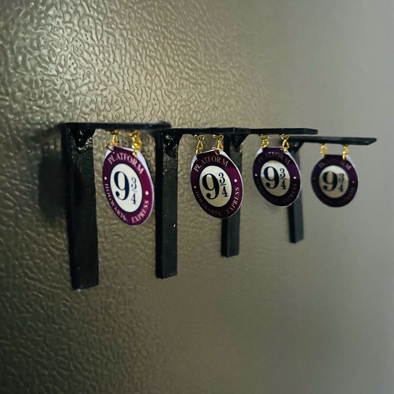 Platform 9 Harry Potter fridge magnet [ only 1