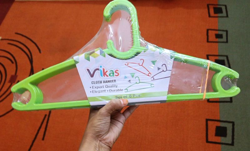 Hanger Set Of 6 Pcs White Is 180 &amp; Green I