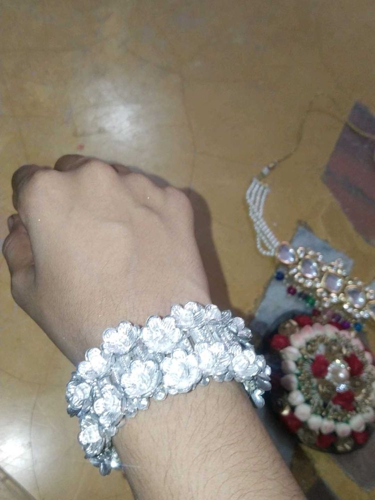 Elegant Floral Bangle Bracelet