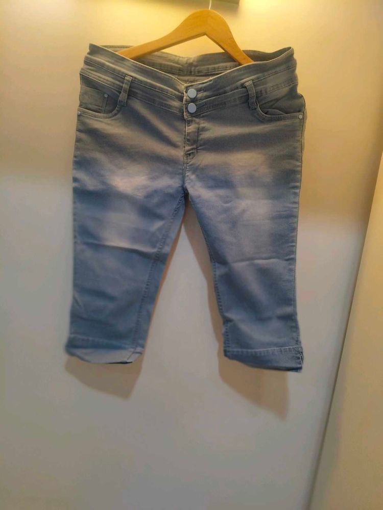 Light Wash Cropped Jeans