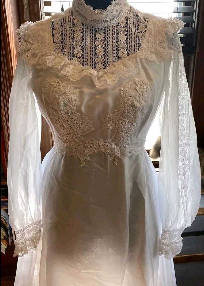 Lace Vintage Wedding Dress/ Gown