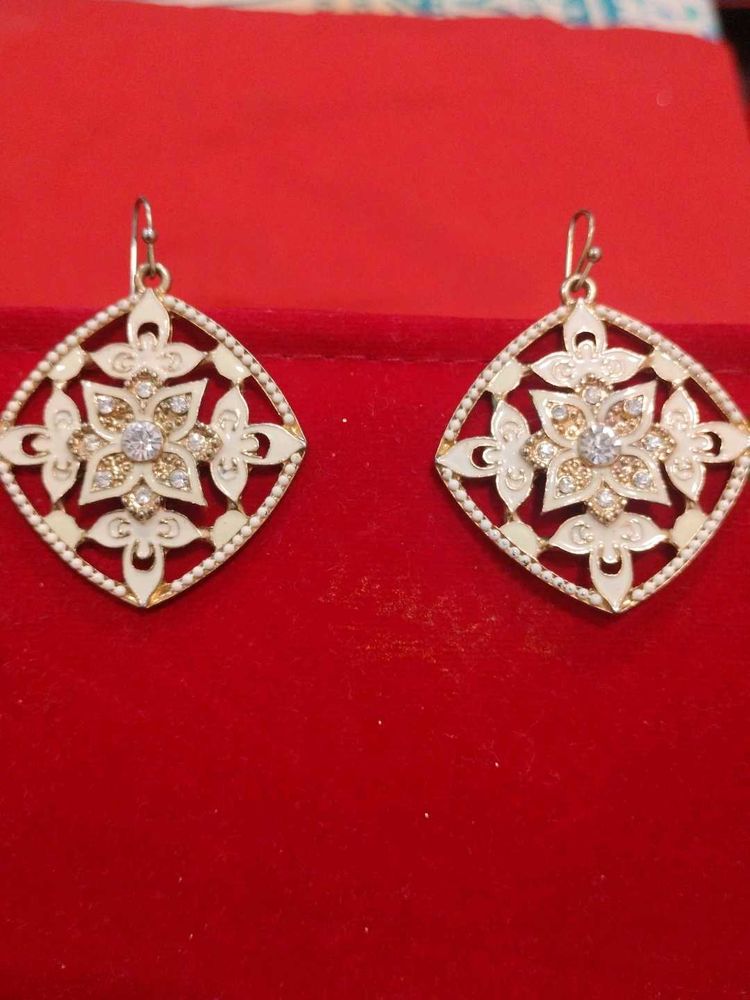 Exquisite filigree diamond earrings.. Rich look fi
