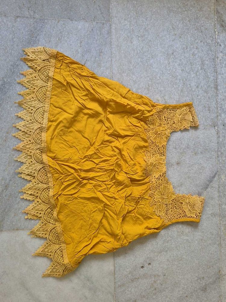 laced mustard top