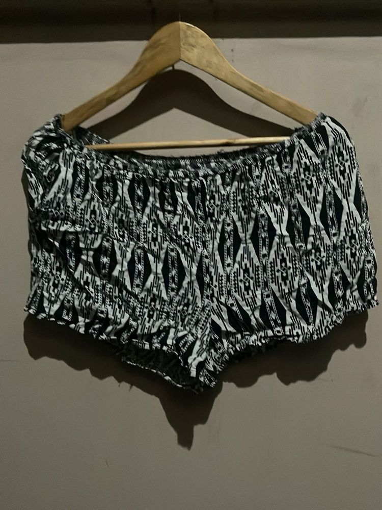 Stylish Black &amp; White Patterned Shorts