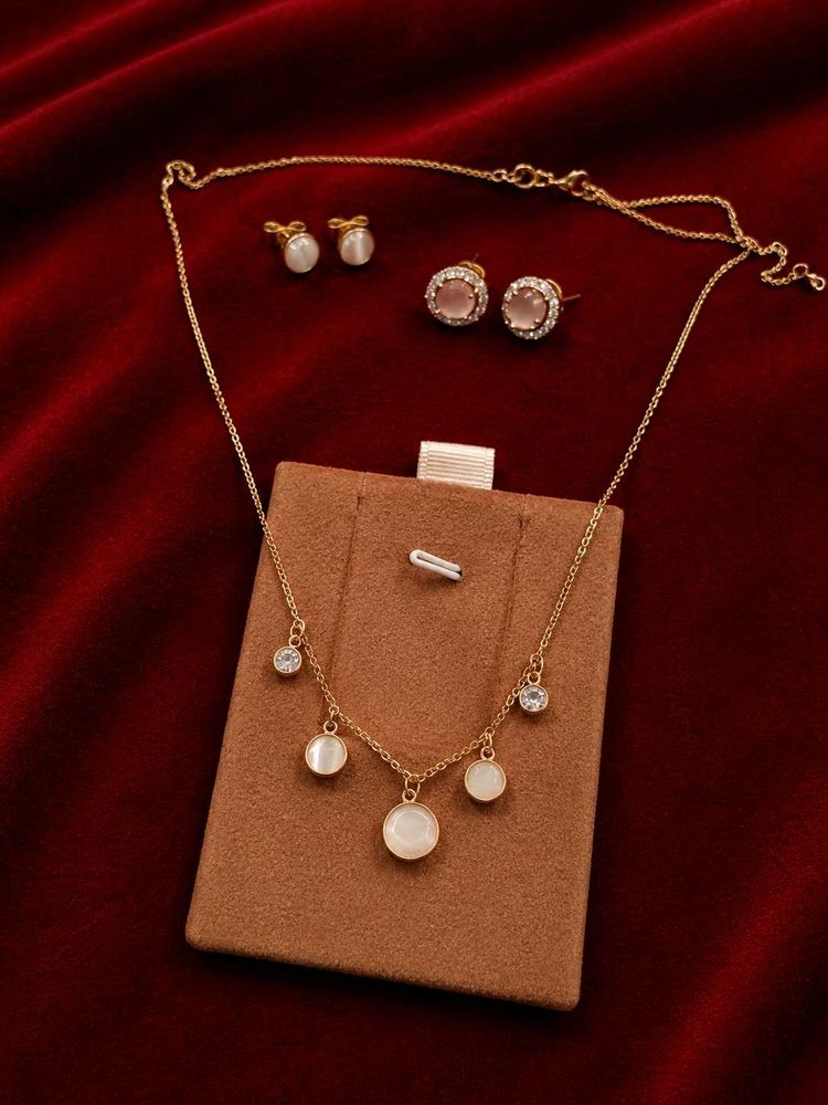 ✨ Peach Stone Necklac with two pair of studs