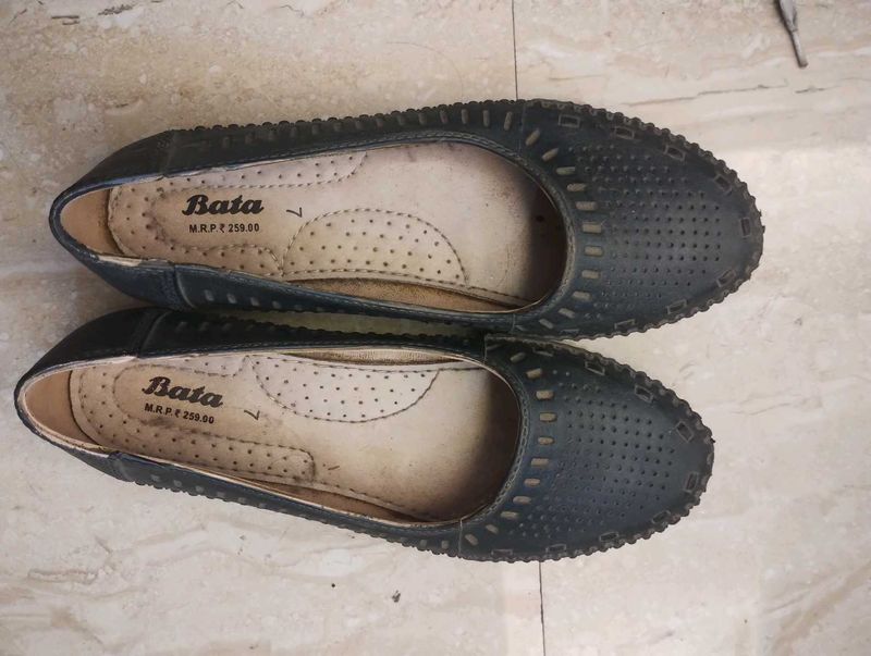 Bata Black Pumps