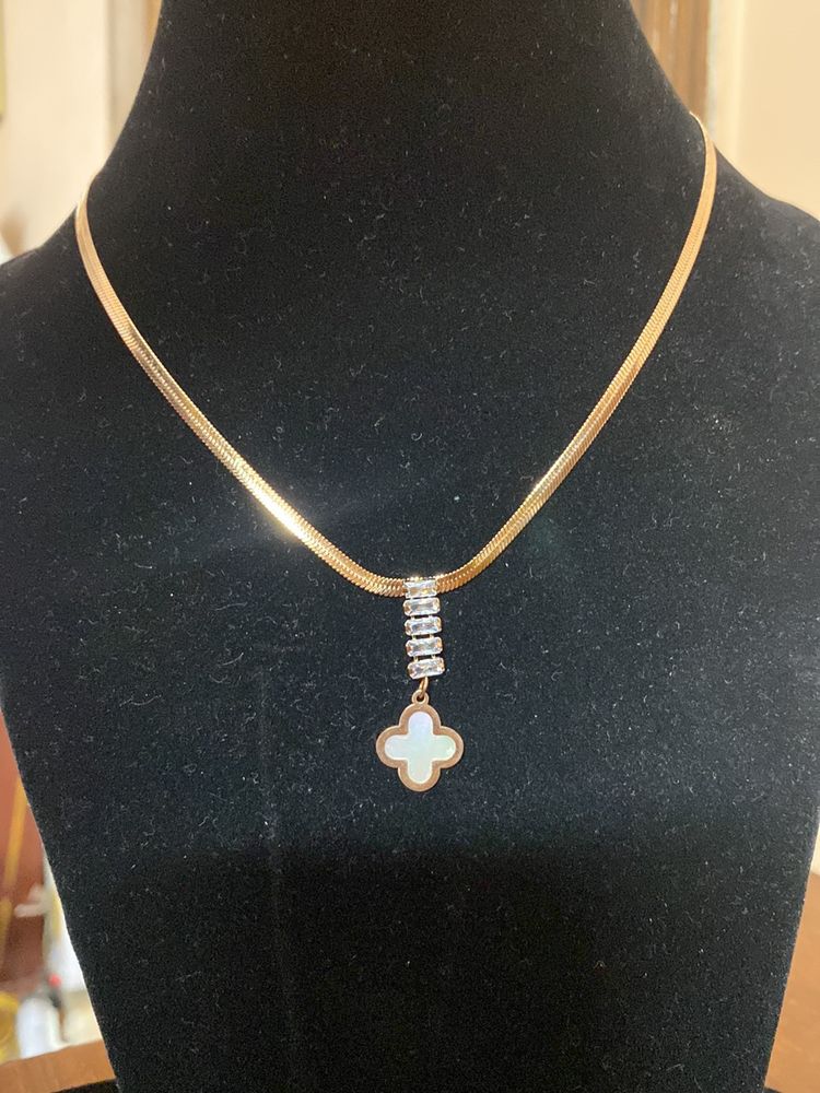 Rosegold Clover Antitarnish Snake Chain Pendant