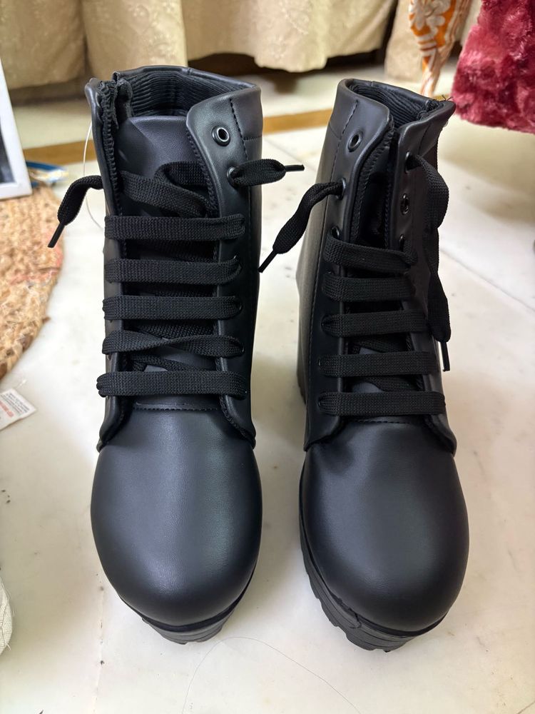 STYLISH BLACK BOOTS