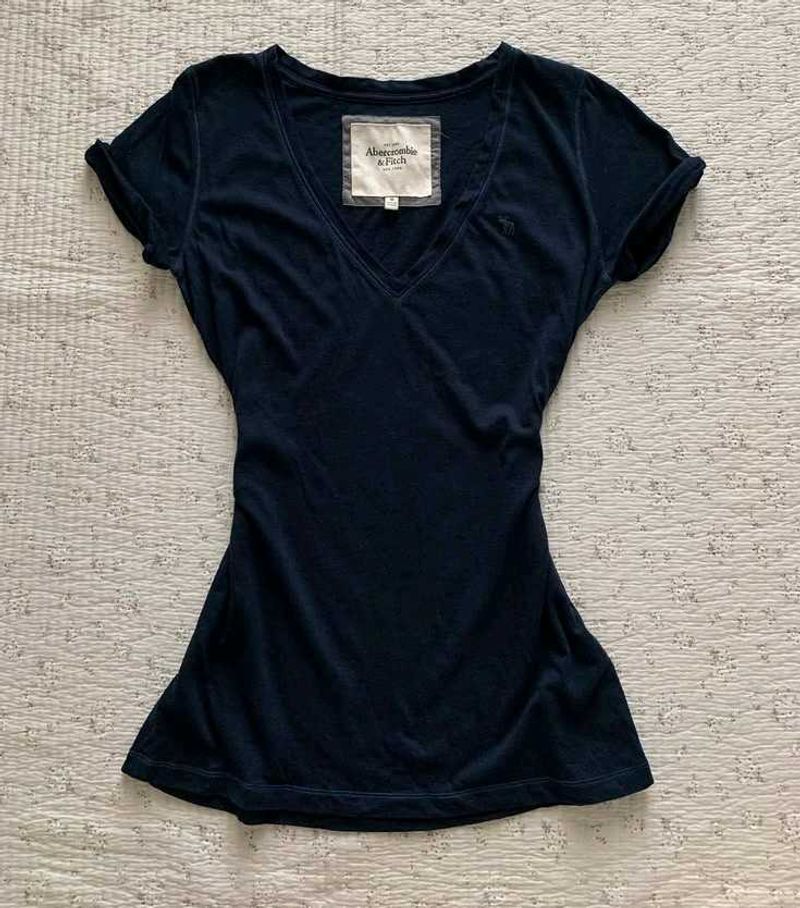 Navy V-Neck T-Shirt ☆》