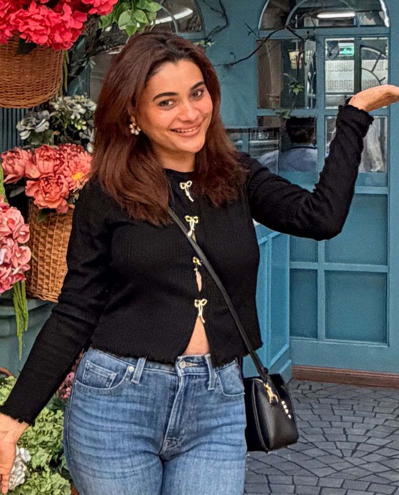 Stylish Black Cropped Cardigan Top