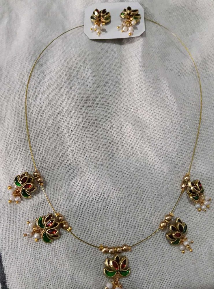 Elegant Gold Necklace and Earrings Set