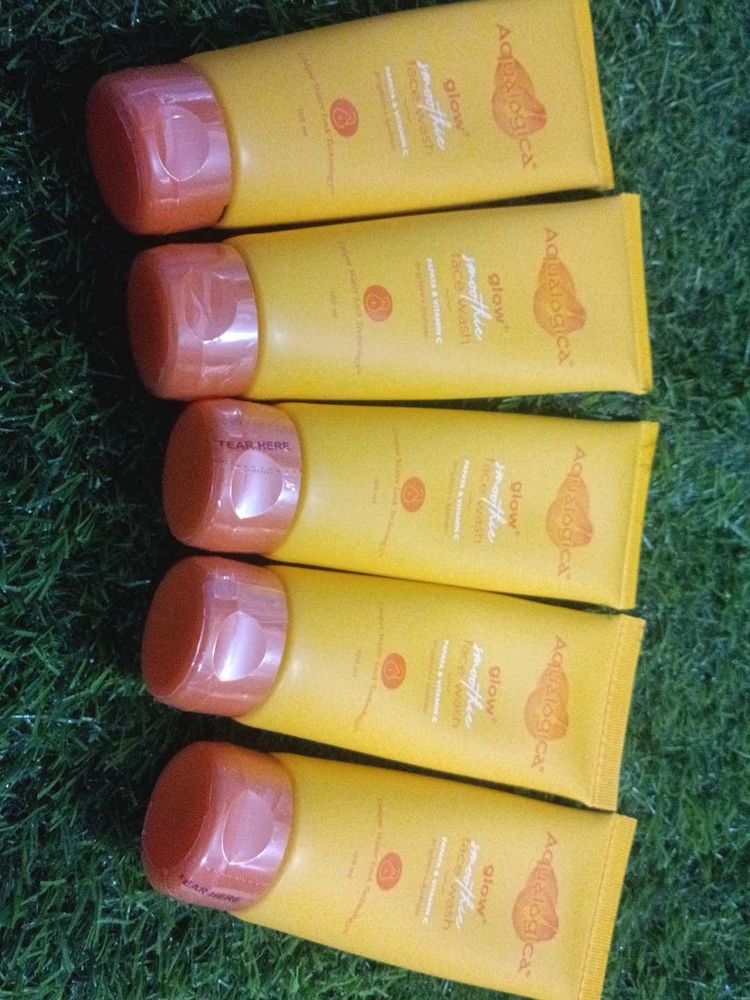 5 Aqualogica glow smoothie face wash