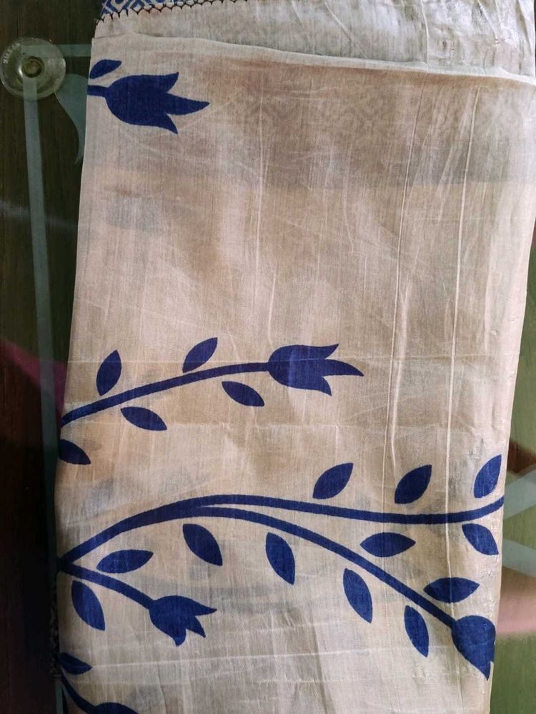 Elegant Saree with Floral Print